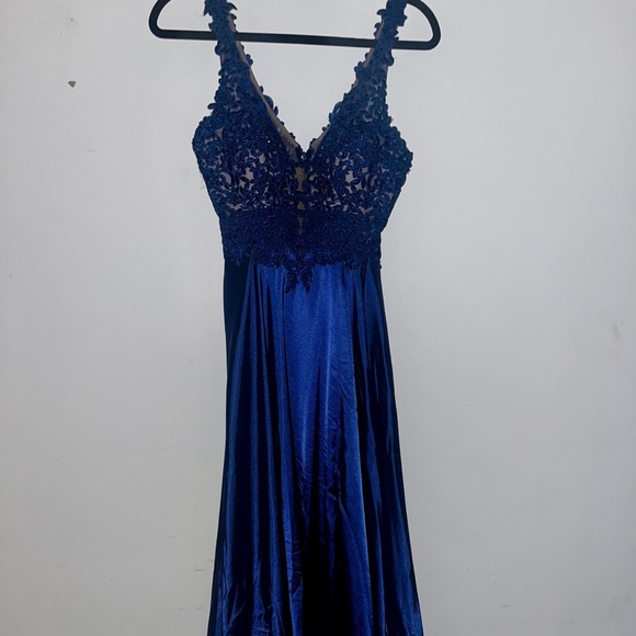 Faviana Dresses & Skirts - Faviana Navy silk prom / evening gown with an embroidered details